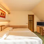 מלון Parkhotel Crombach 3*