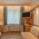 מלון Parkhotel Crombach 3*