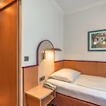 מלון Parkhotel Crombach 3*