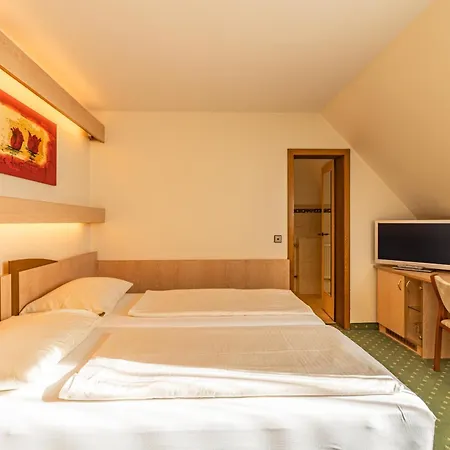 מלון Parkhotel Crombach 3*