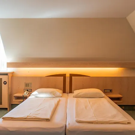 מלון Parkhotel Crombach