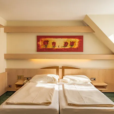 מלון Parkhotel Crombach 3*