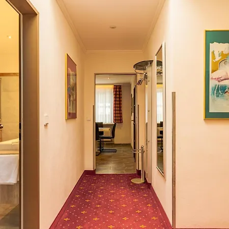מלון Parkhotel Crombach 3*