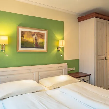מלון Parkhotel Crombach 3*