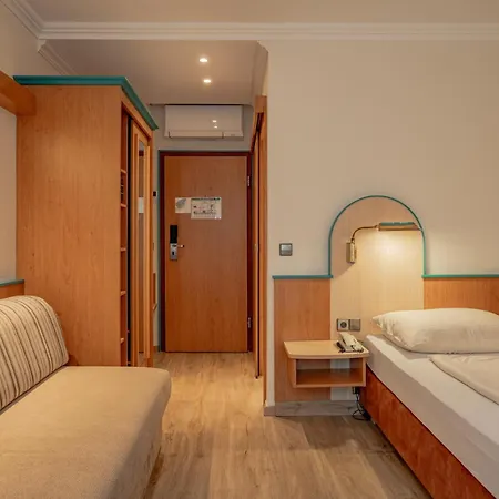 מלון Parkhotel Crombach 3*