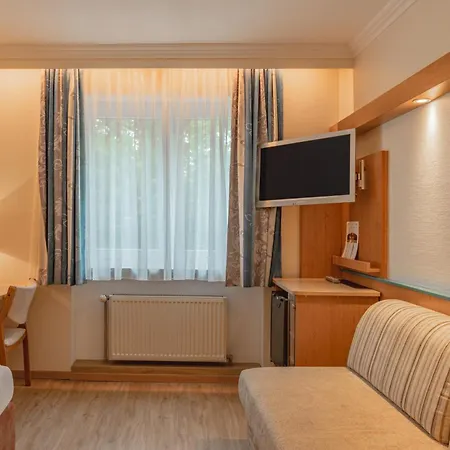 מלון Parkhotel Crombach 3*