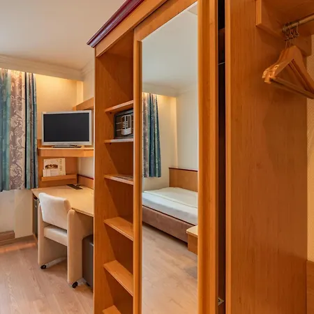 Parkhotel Crombach מלון