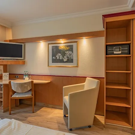 Parkhotel Crombach מלון 3*