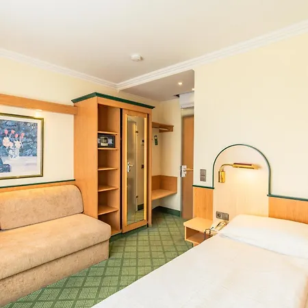מלון Parkhotel Crombach 3*