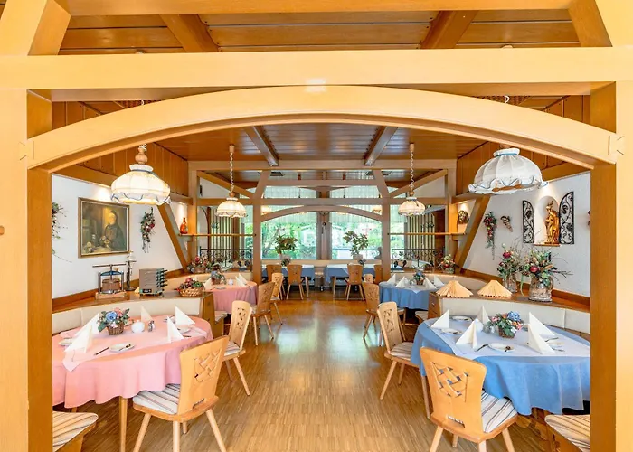 מלון Parkhotel Crombach 3*