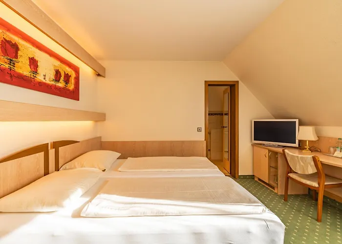 מלון Parkhotel Crombach 3*