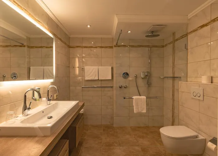 מלון Parkhotel Crombach 3*