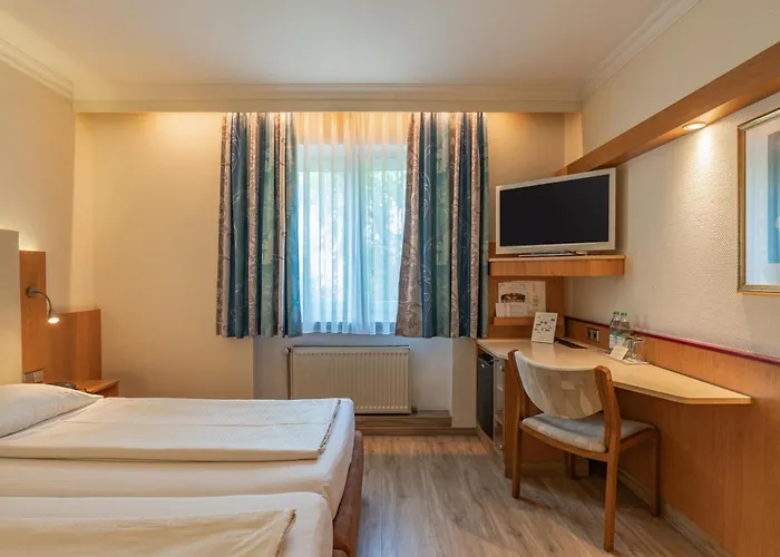 מלון Parkhotel Crombach 3*